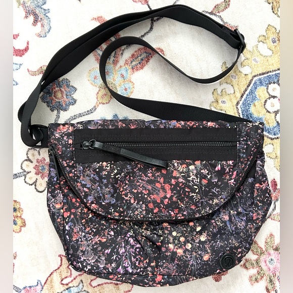 Lululemon Festival Bag II *5L Flowerescent Multi / Black - Picture 1 of 8